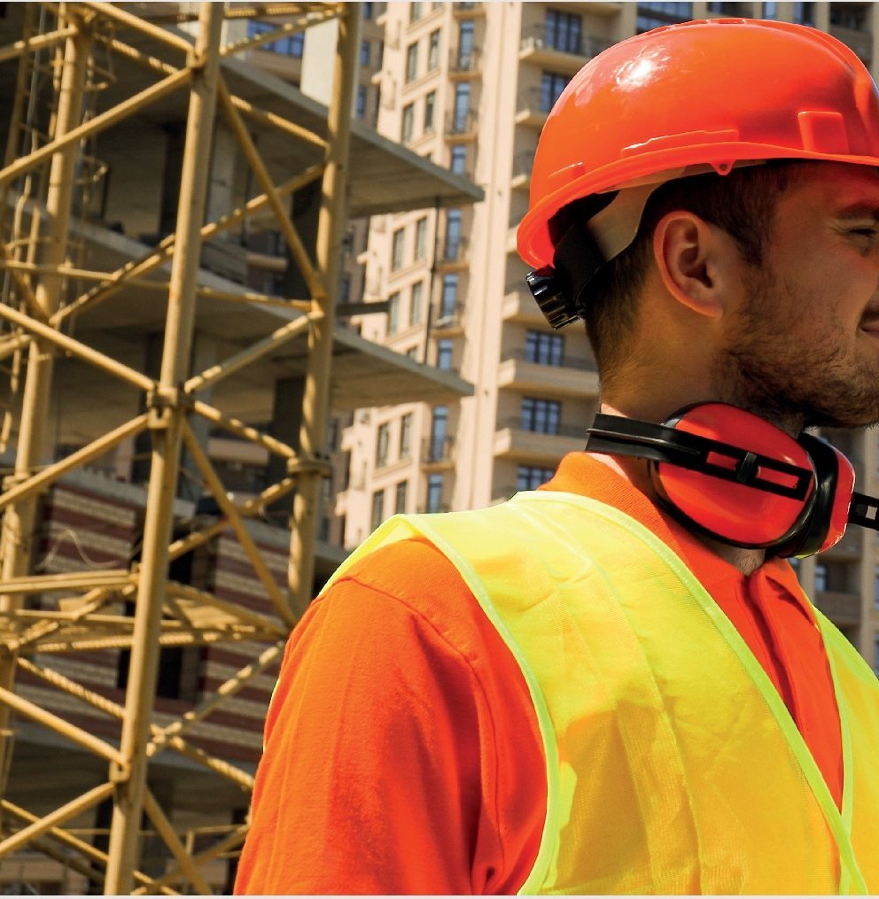 Maestro de obra en una construcción con productos AZUPEGA